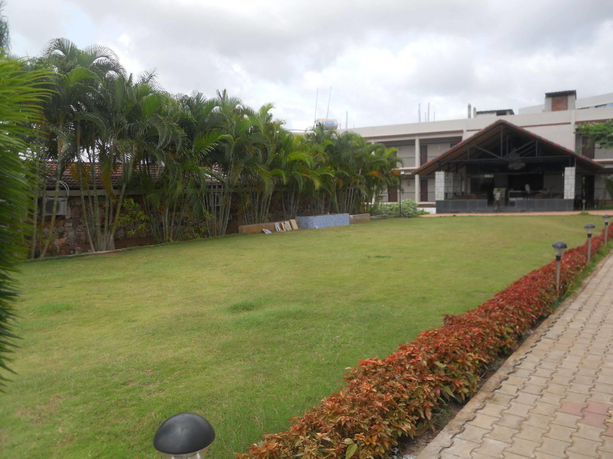 Cotton County Club And Resort Hubli Exteriér fotografie